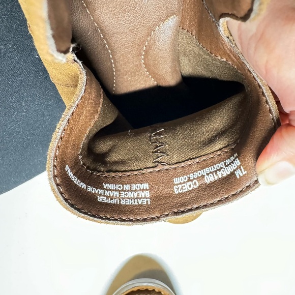 Born Shari II Tan Suede Ankle Boots size 7M southwestern western EUC - Picture 4 of 7